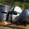 Unterschiedliche Helme aus dem 13. Jahrundert (Prima Nocte).